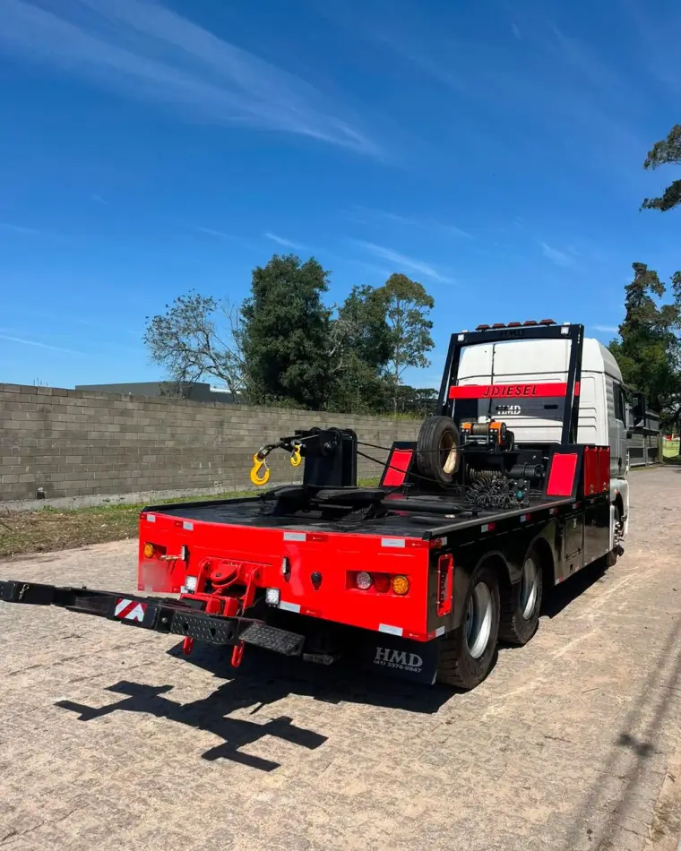 Caminhão com plataforma, guincho e lança zero grau HMD
