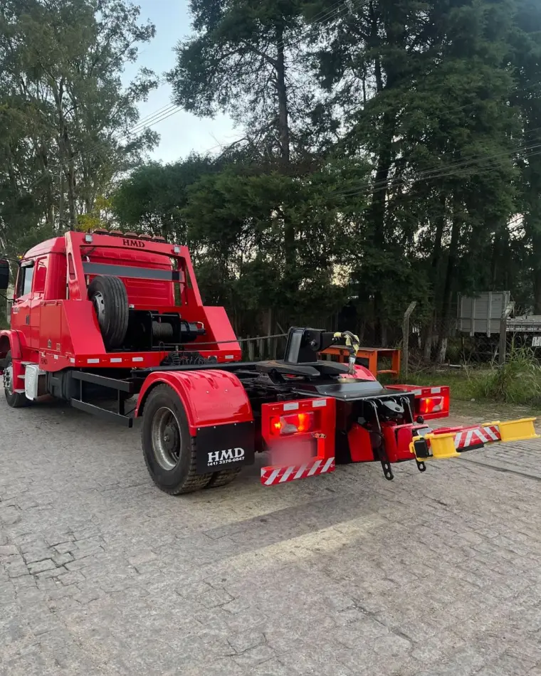 Caminhão vermelho com equipamento de auto-socorro HMD